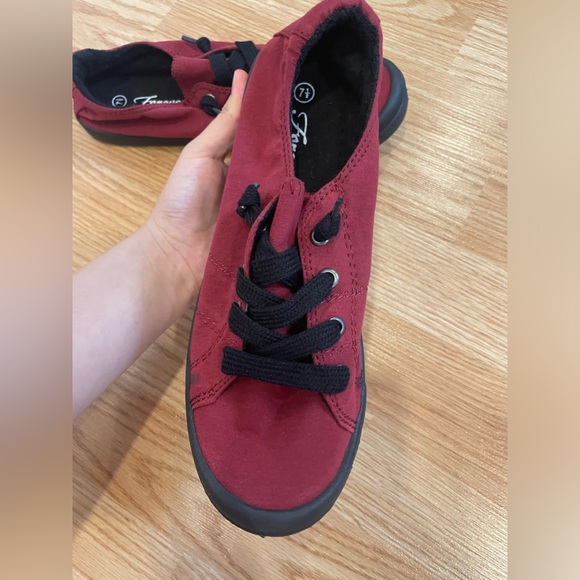 red and black sneakers - Picture 4 of 7